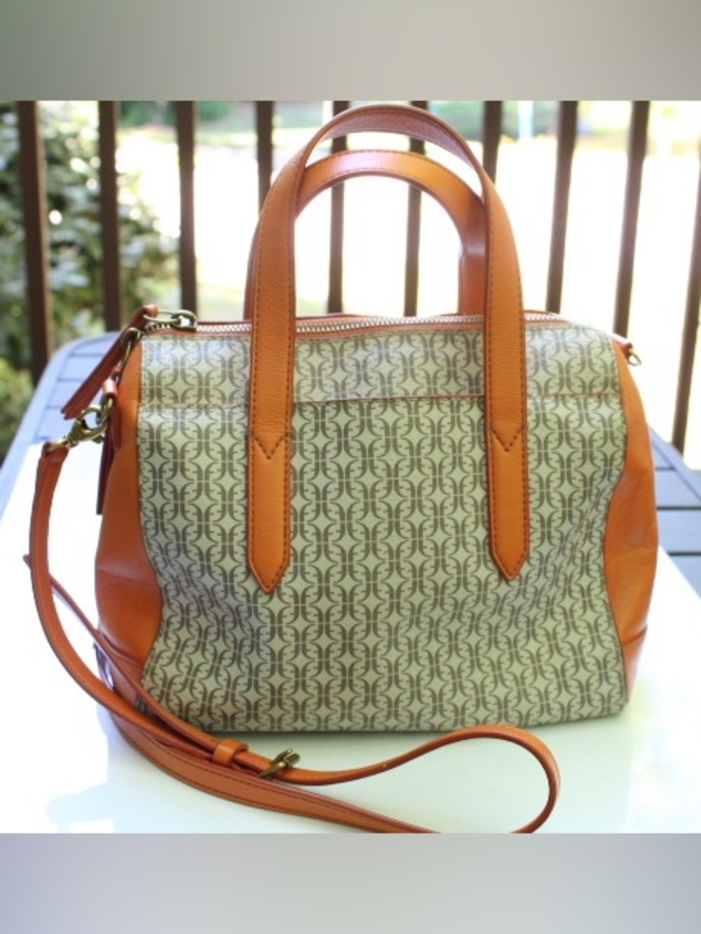 Fossil signature logo Sydney satchel